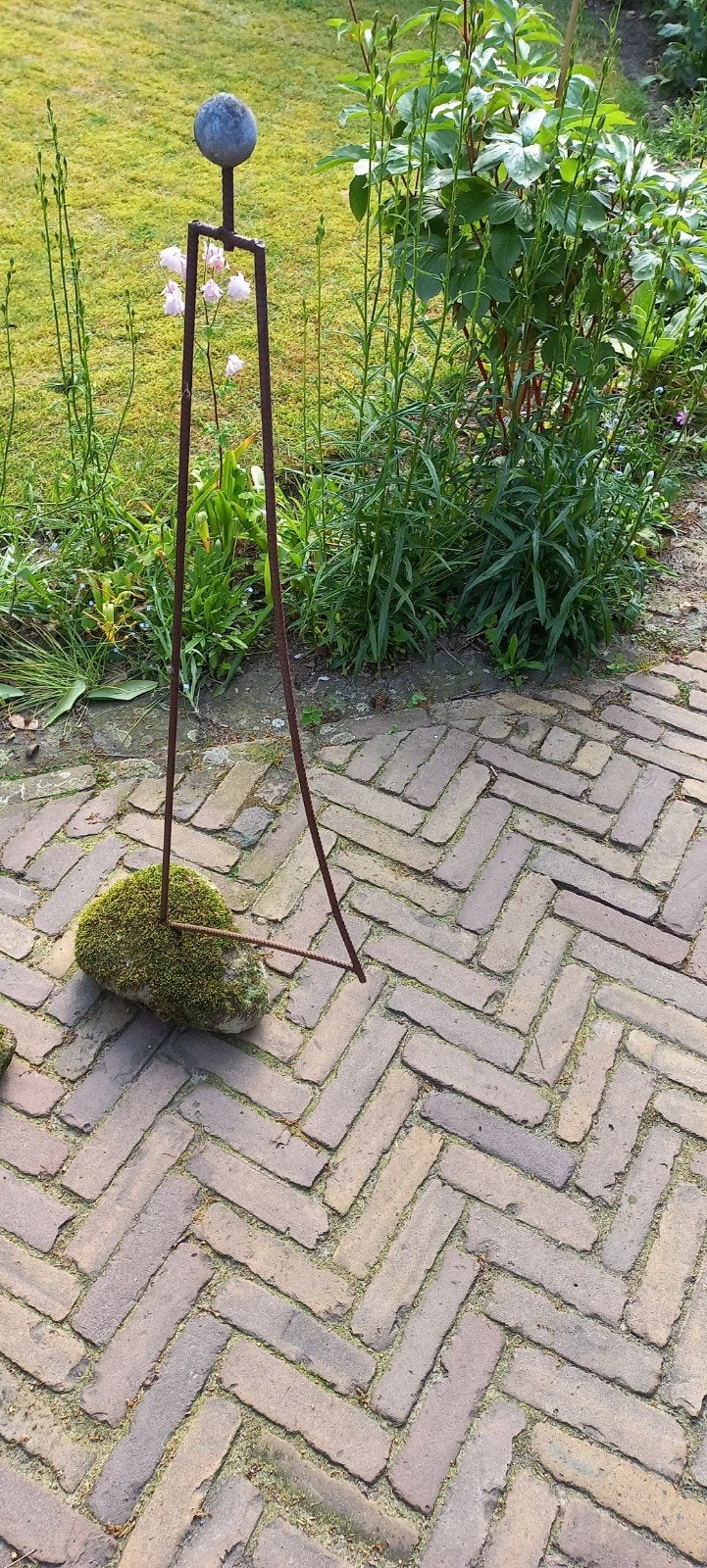 Abstracte sculpturen van rotssteen, metaal en rubberbol, Ophalen