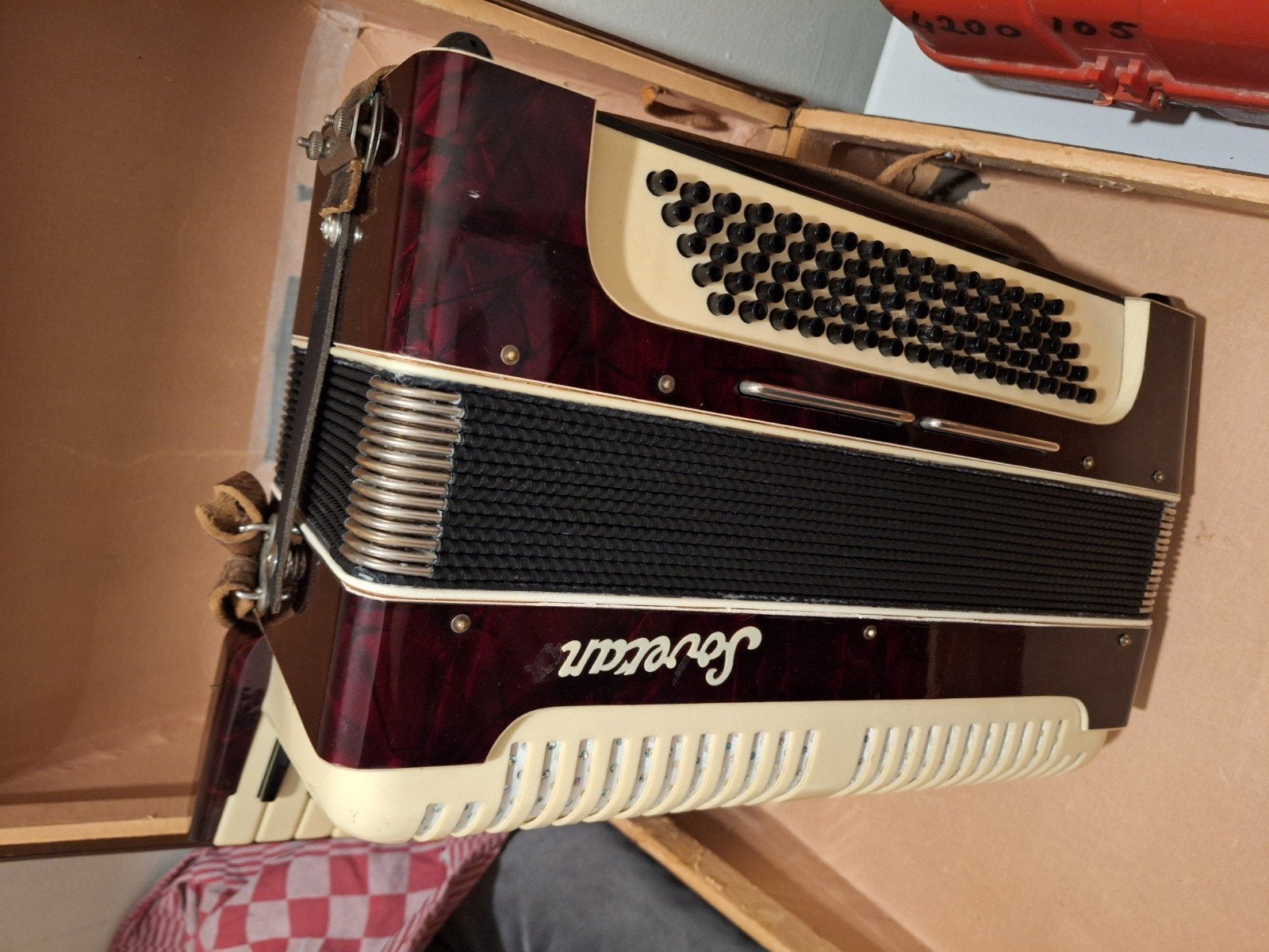 een orginele Klingenthaler Sovetan Accordeon - Rood/Crème, Overige merken, Gebruikt, 80-bas, Met koffer