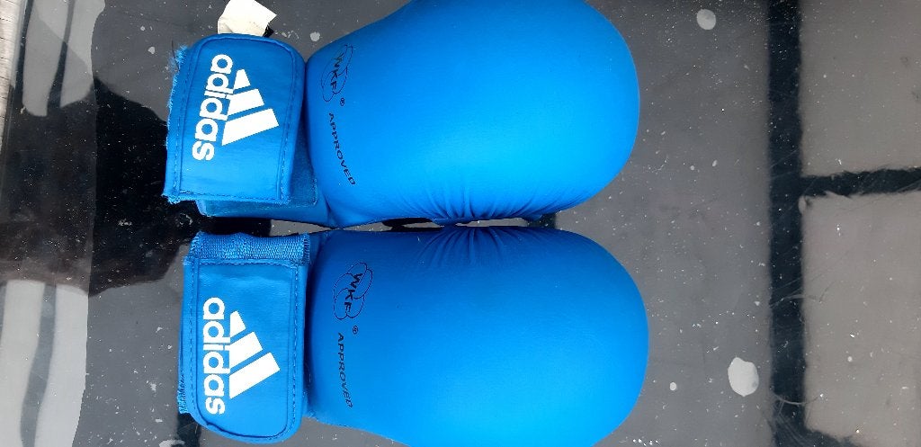 Adidas WKF Goedgekeurde Karate Handschoenen blauw, maat S, Ophalen of Verzenden, Zo goed als nieuw, Bokshandschoenen
