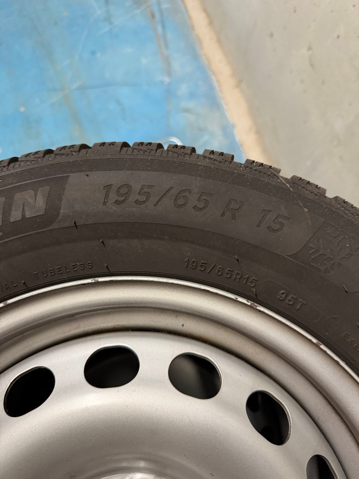 Set winterwielen VW Caddy - Michelin 195/65 R15, Auto-onderdelen, Banden en Velgen, Ophalen, 15 inch, Banden en Velgen, Winterbanden
