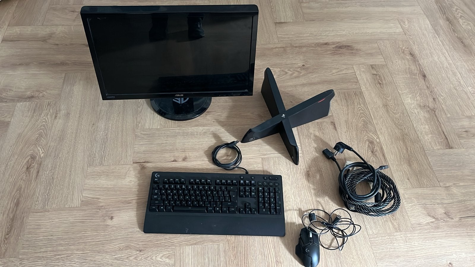ASUS 23' 3D Monitor, Logitech G213 Toetsen, G502 Hero Muis, Full HD, In hoogte verstelbaar, 60 Hz of minder, Ophalen