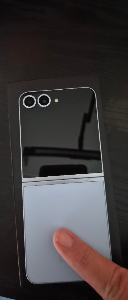 Samsung Galaxy Z Flip6 met 5 hoesjes en USB-C kabel