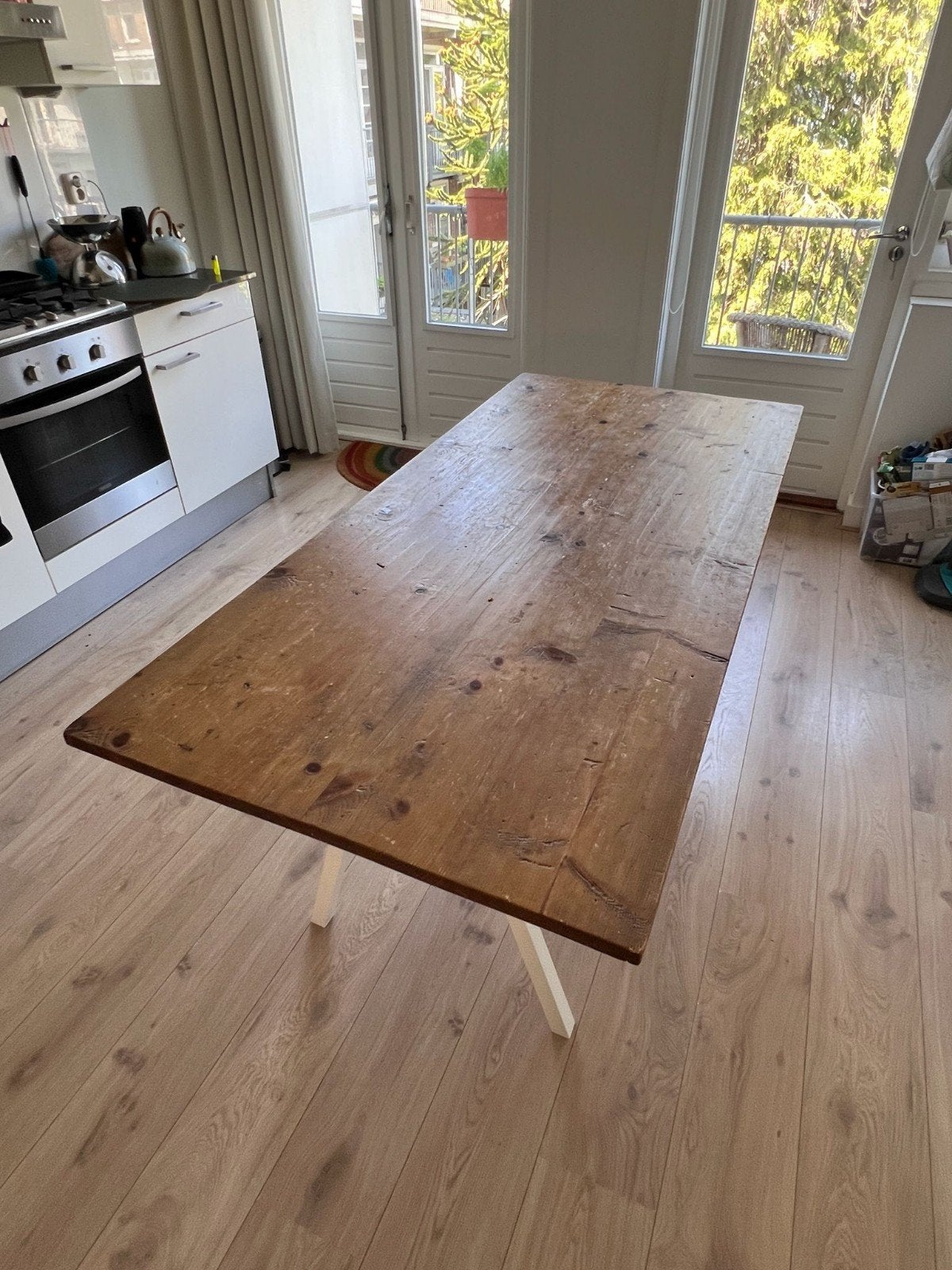 Eettafel – Massief houten blad met witte A-vormige poten., Ophalen, Gebruikt, 50 tot 100 cm, 150 tot 200 cm