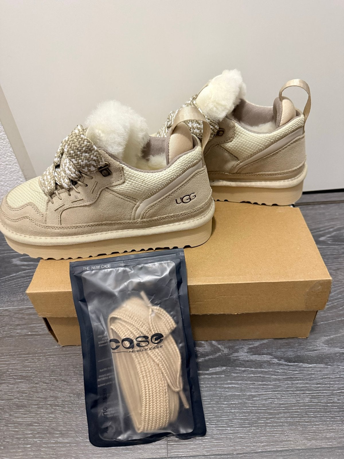 UGG Sneakers maat 36 - Nieuwstaat, Ophalen of Verzenden, Zo goed als nieuw, Beige, Sneakers of Gympen