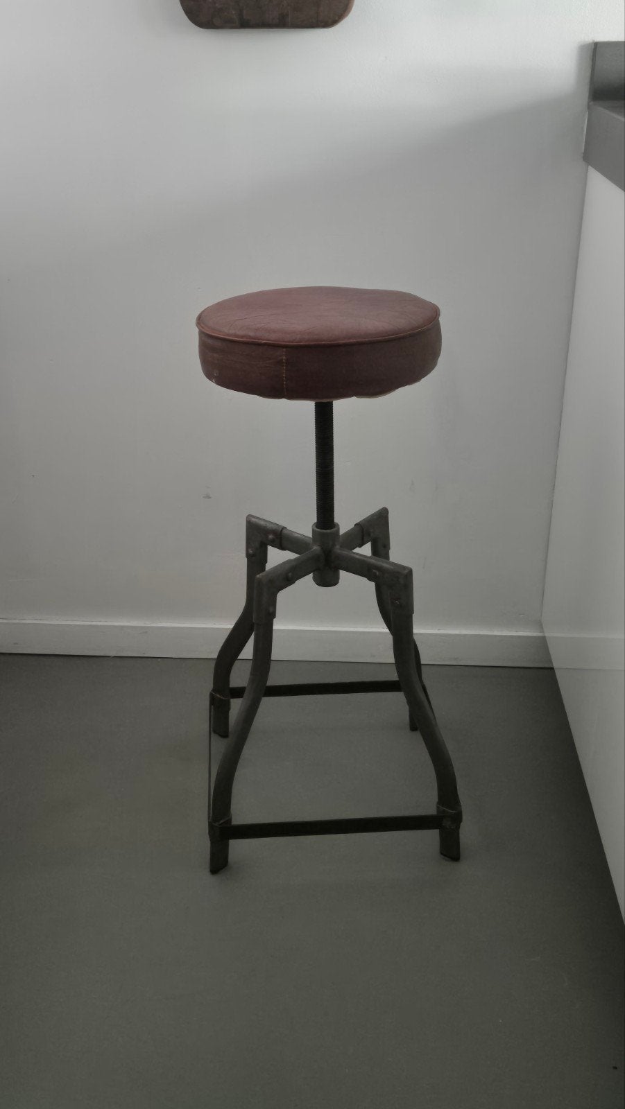 Z.G.A.N Industriële vintage draaikruk met leren zitting, Huis en Inrichting, Ophalen
