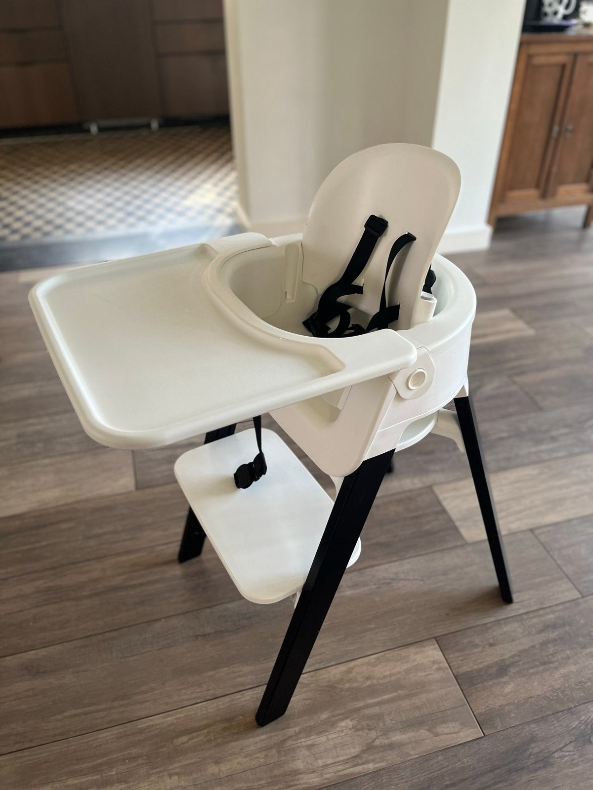 Stokke Steps meegroei kinderstoel met eetblad en gordel, Kinderen en Baby's, Kinderstoelen, Ophalen, Gebruikt, Meegroeistoel, Afneembaar eetblad
