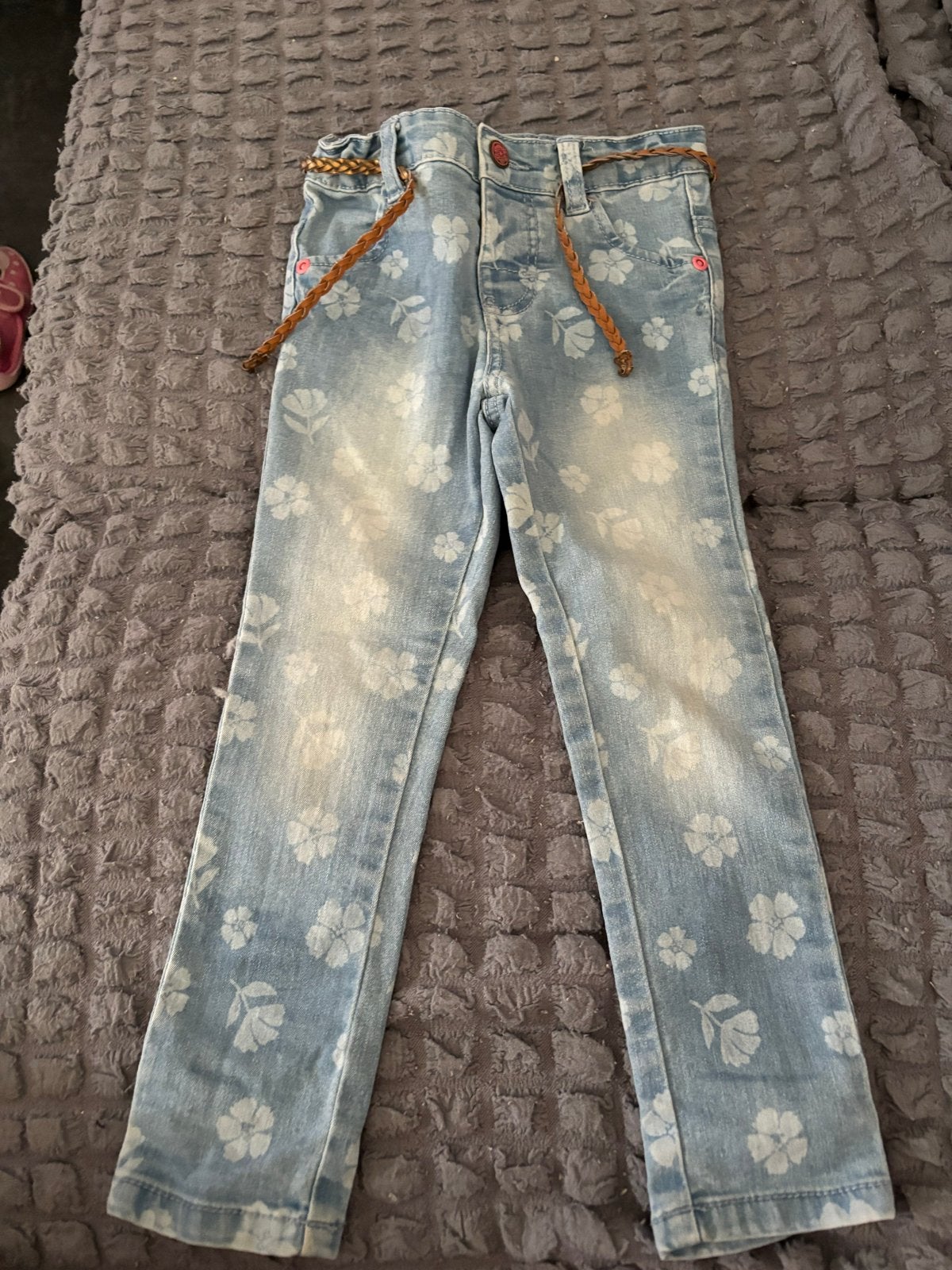 Leuke spijkerbroek met bloemenprint - Maat 98, Ophalen of Verzenden, Zo goed als nieuw, Meisje, Broek
