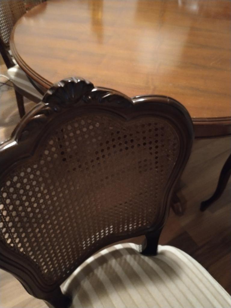Massief Notenhouten EETHOEK, Eetkamertafel + 4 Stoelen, Ophalen, Gebruikt, Rond, 100 tot 150 cm