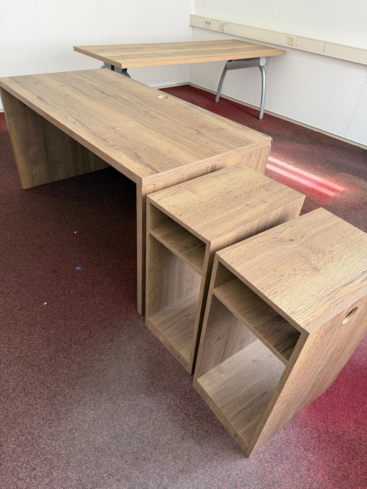 Foto 13 van Zeer mooie houten bureaus in nieuwstaat 75€
