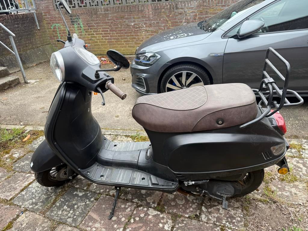 Sourini S Scooter met 2 helmen - Zwart, Goede Staat, Fietsen en Brommers, Snorfietsen en Snorscooters, Ophalen, Gebruikt, Benzine