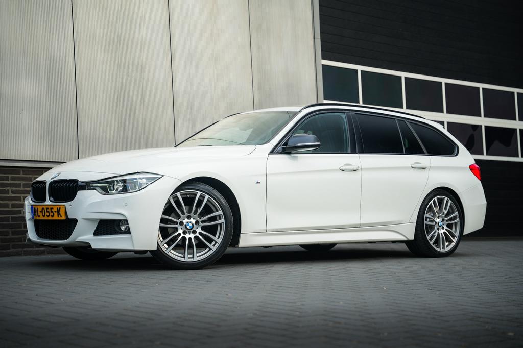 BMW 318i | M-Sport | NL AUTO | CARPLAY | PANO | INRUIL MOG!, Auto's, BMW, Automaat, Zwart, 1465 kg, Wit