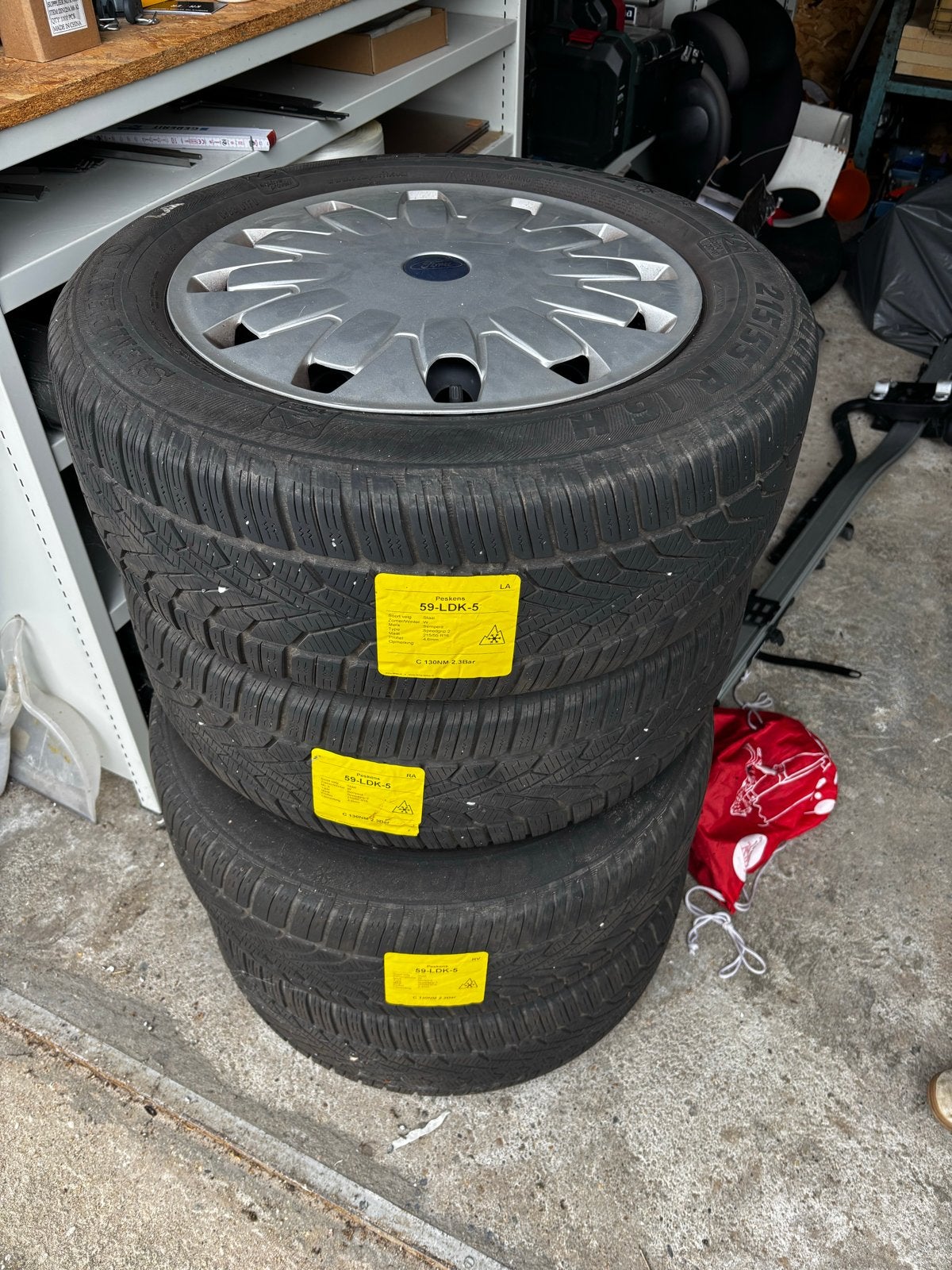 Stalen velgen met winterbanden en wieldoppen Ford Focus, Ophalen, 16 inch, Banden en Velgen, Winterbanden