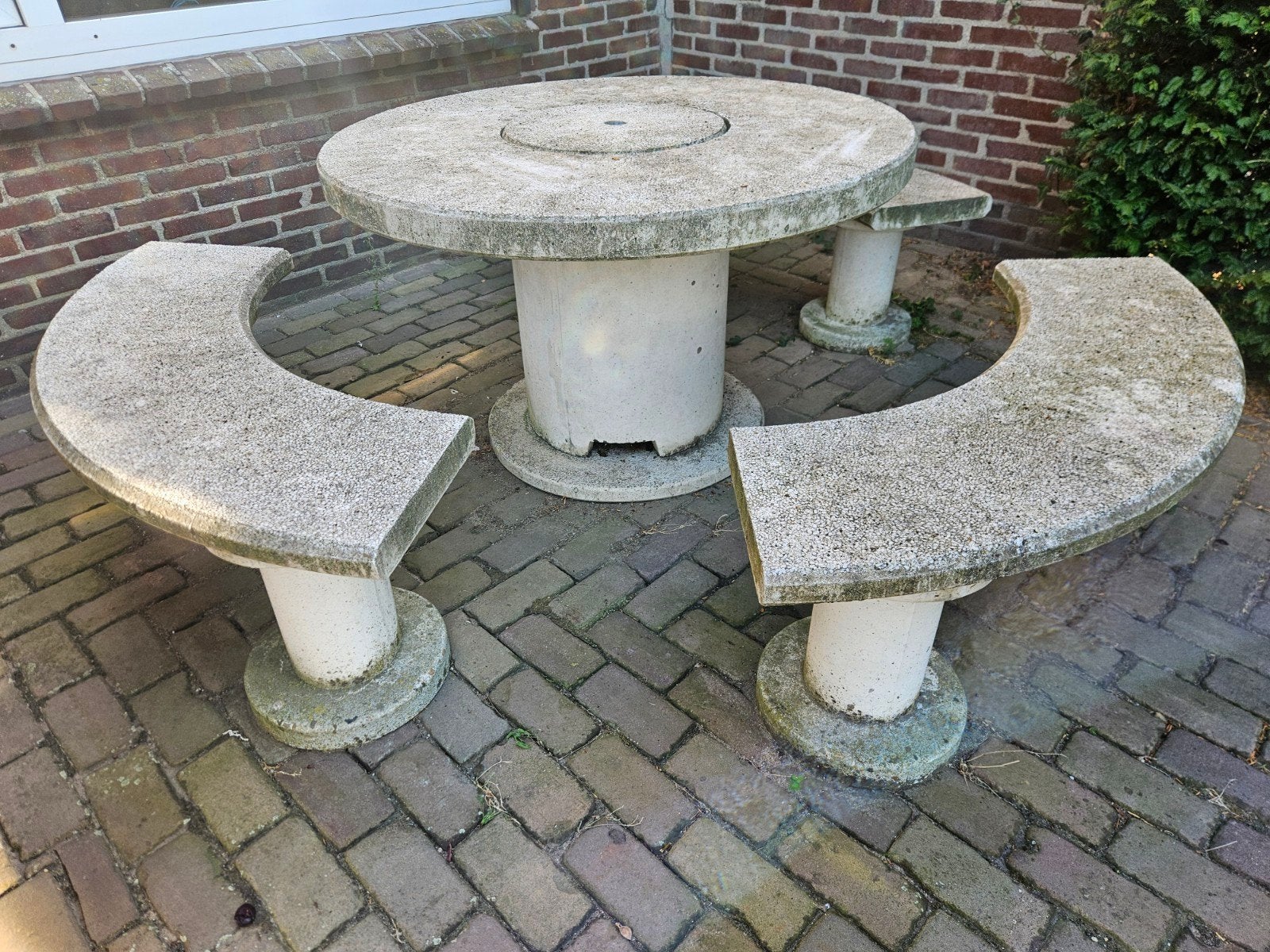 Betonnen picknicktafel met barbecue en 3 banken 130 cm, Tuin en Terras, Ophalen, Overige materialen, Gebruikt, 3 zitplaatsen