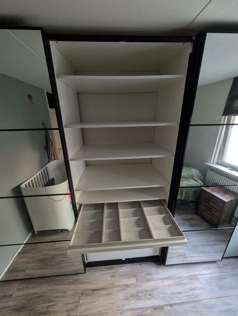 Foto 6 van Spacious, modern PAX wardrobe / Grote moderne PAX kast
