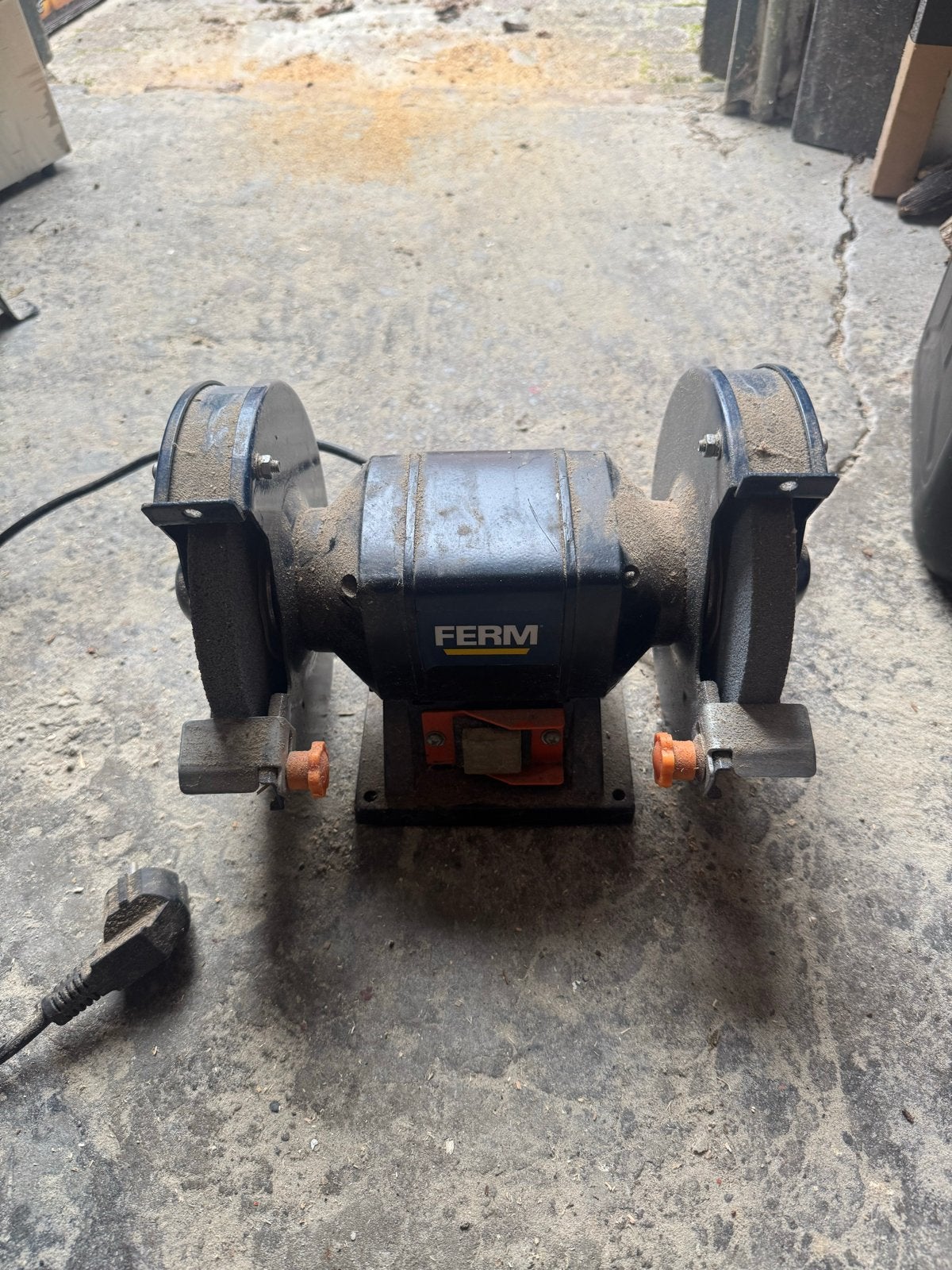 Ferm BGM1019 bankslijpmachine, Ophalen of Verzenden, Zo goed als nieuw, Minder dan 700 watt, Werkbankslijpmachine