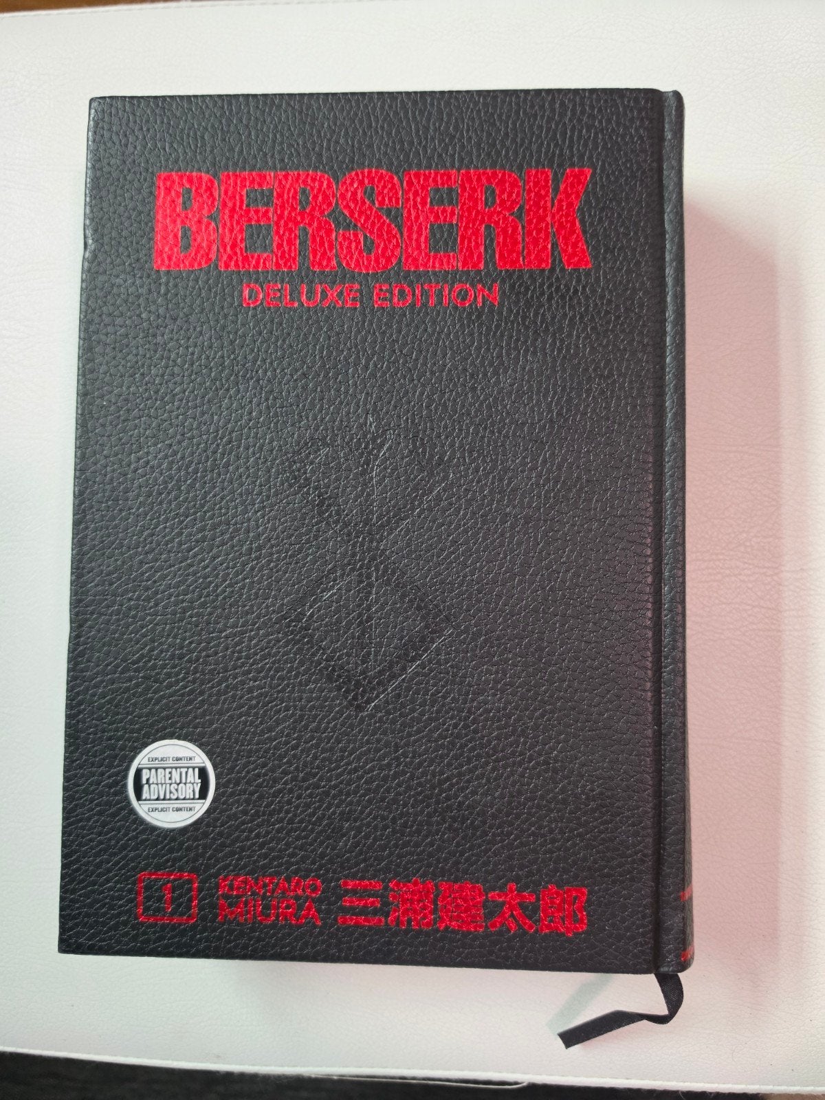 Berserk deluxe edition vol 1, Boeken, Eén stripboek, Ophalen of Verzenden, Zo goed als nieuw