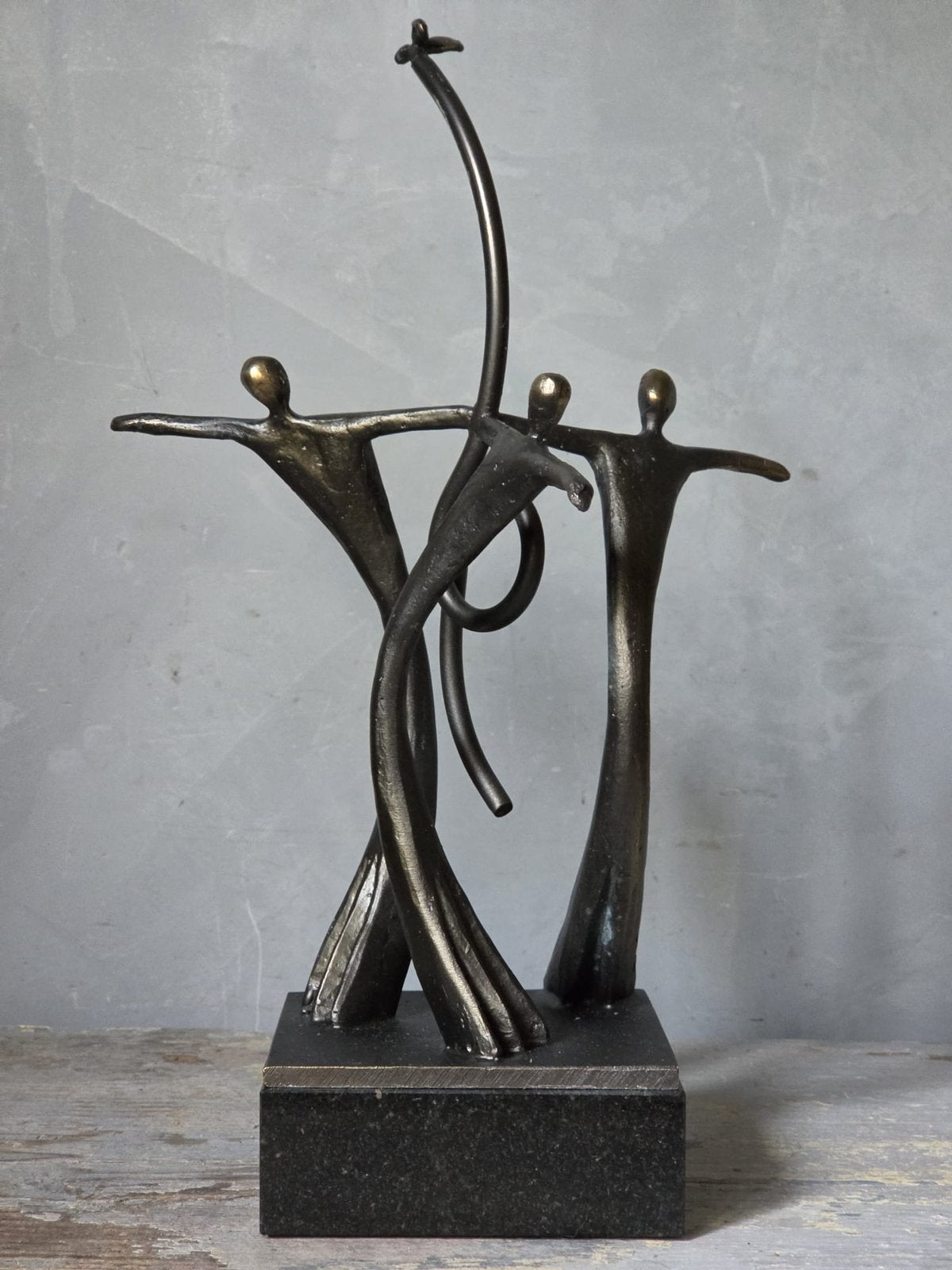 Bronzen sculptuur ( vrolijk drietal) Hans kuyper., Verzenden, Brons, Beeld