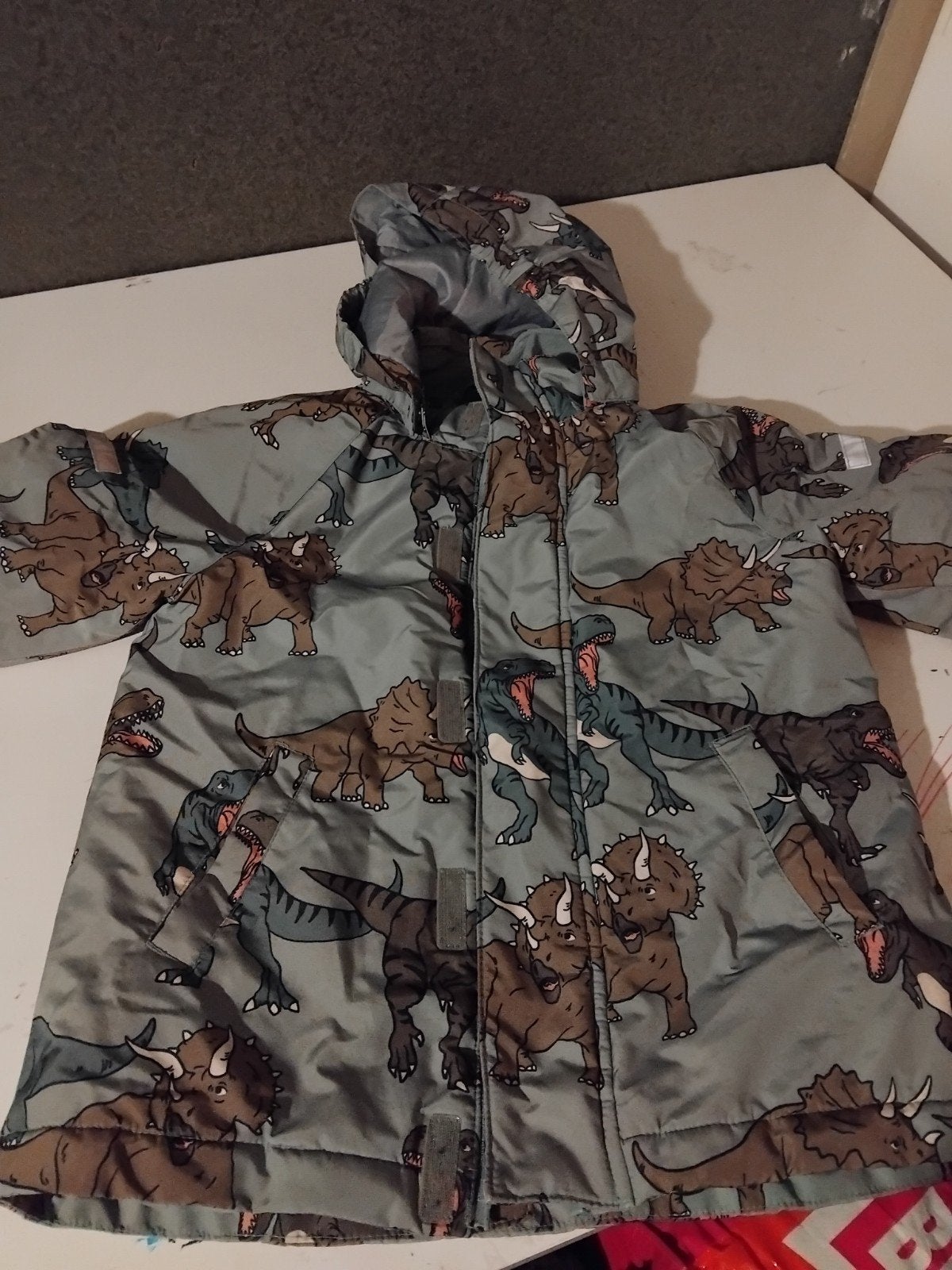 Lindex Dino Jas Maat 122 - Zo goed als nieuw, Lindex, Ophalen of Verzenden, Zo goed als nieuw, Jongen