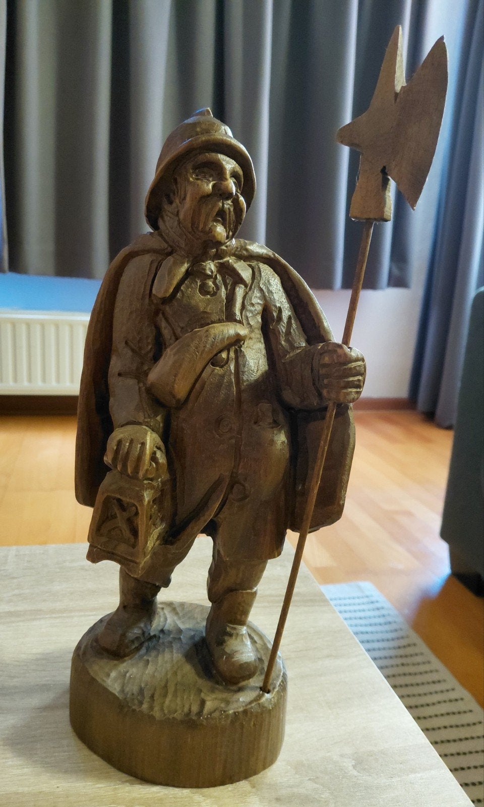 handgesneden houten beeld van een nachtwächter (nachtwaker)., Ophalen of Verzenden, Hout, 20 - 50 cm