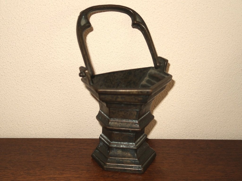 antieke stoup, bronzen wijwatervat ca. 1920 neogotisch brons, Verzenden, Zo goed als nieuw, Overige typen, Christendom | Katholiek