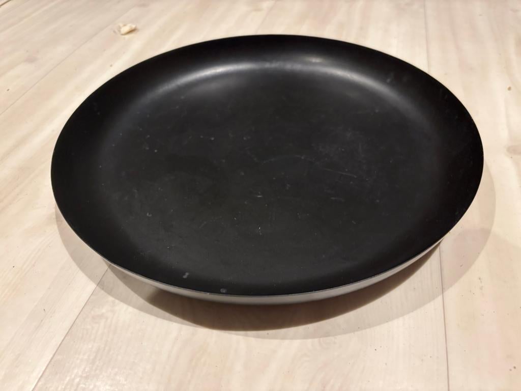 Zwarte ronde schaal van Søstrene Grene 30,5 cm, Ophalen of Verzenden, Zo goed als nieuw, Rond, Metaal