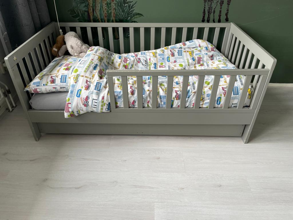 Peuterbed Petit Amelie - Grijs, Kinderen en Baby's, Kinderkamer | Bedden, Ophalen, Gebruikt, 70 tot 85 cm, 140 tot 160 cm