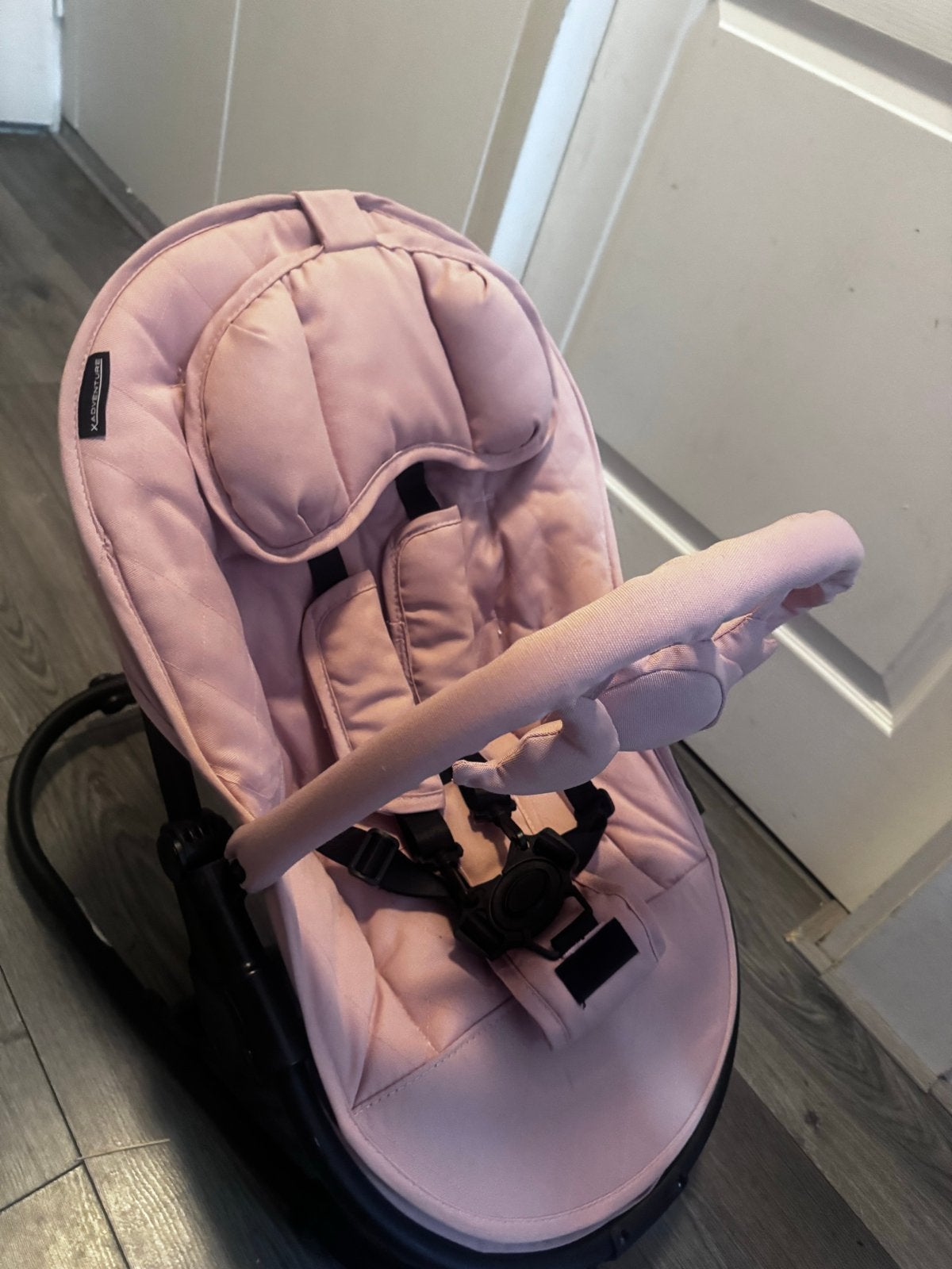 Roze baby wipstoel met speelboog, Ophalen, Zo goed als nieuw