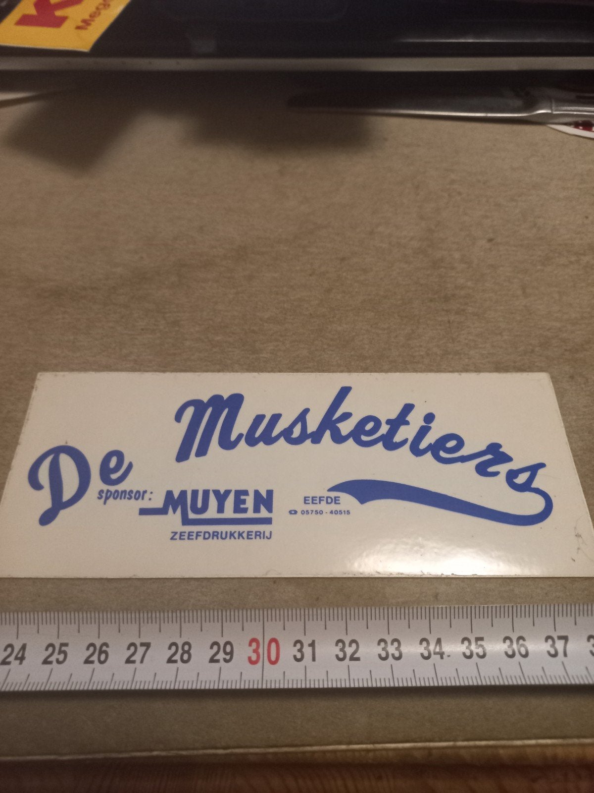 Vintage Sticker 'De Musketiers' - Zeefdrukkerij Muyens, Ophalen of Verzenden, Gebruikt