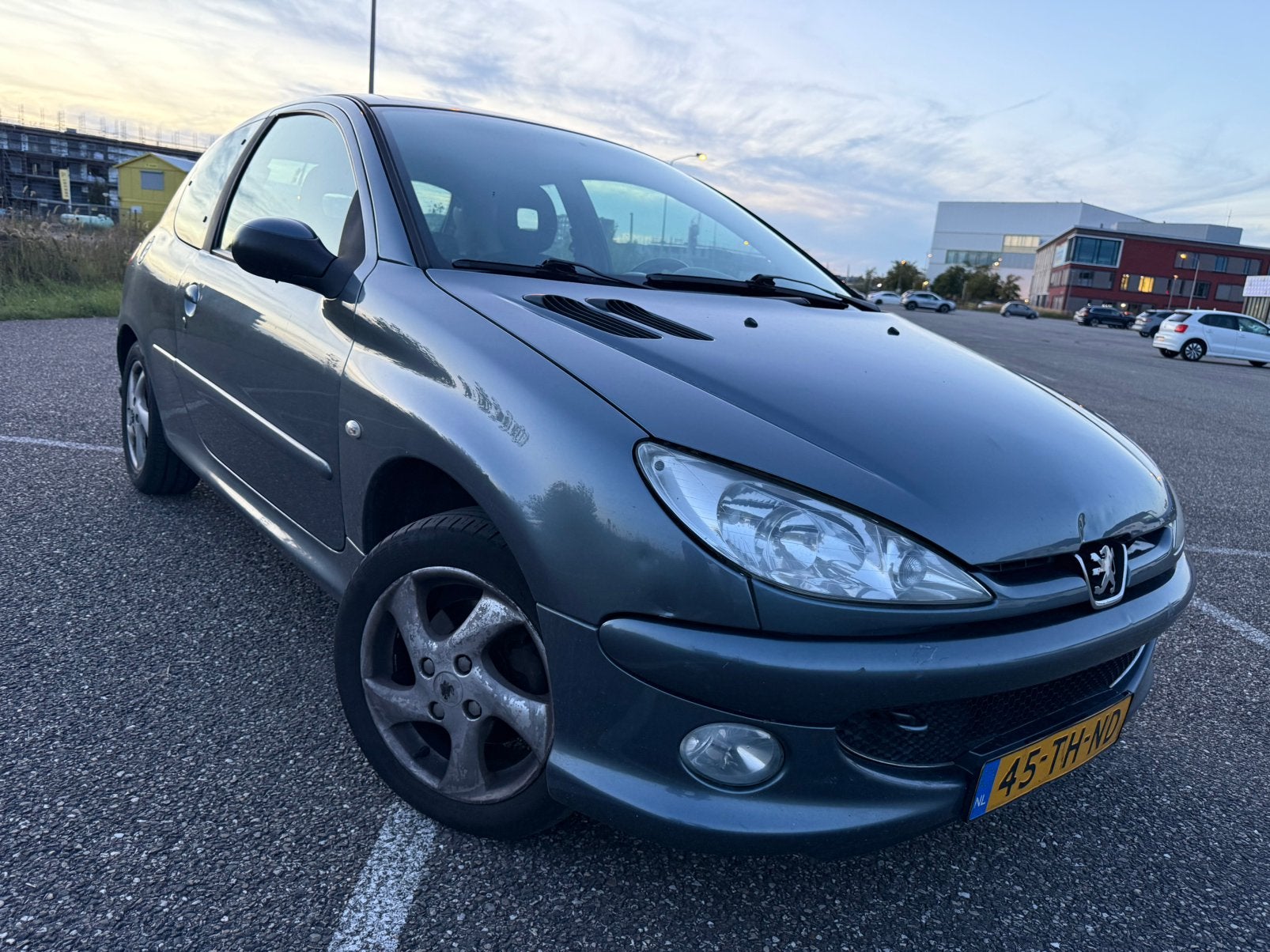 Peugeot 206 1.6-16V/APK JUNI 2027/AIRCO(IJSKOUD)/TREKHAA/NAP, Auto's, Voorwielaandrijving, Bedrijf, Handgeschakeld, Grijs