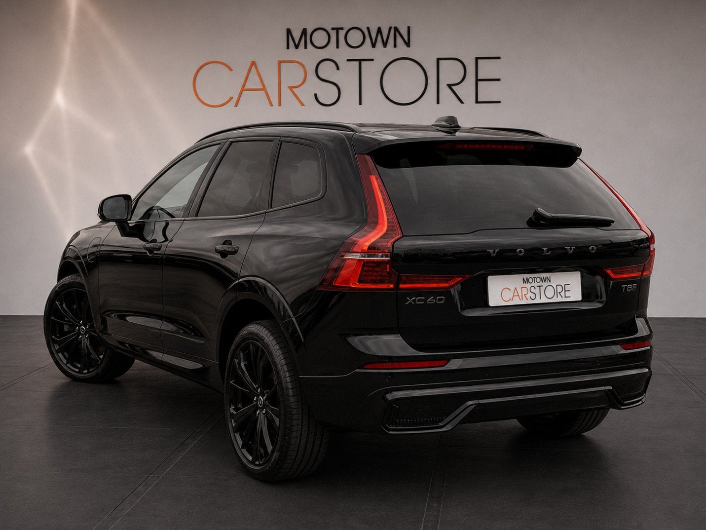 Volvo XC60 T8 Plug-in AWD Black Edition Facelift Pano 455Pk, Auto's, Automaat, Dealer onderhouden, Gebruikt, Zwart
