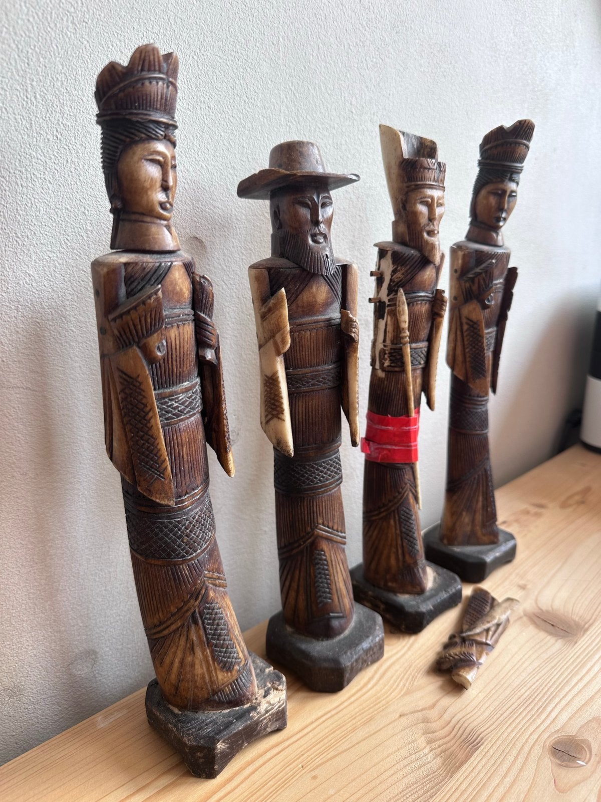 Set van 4 handgesneden houten beelden, Aziatische stijl, Ophalen, Groep mensen, Handgemaakt, 20 - 50 cm