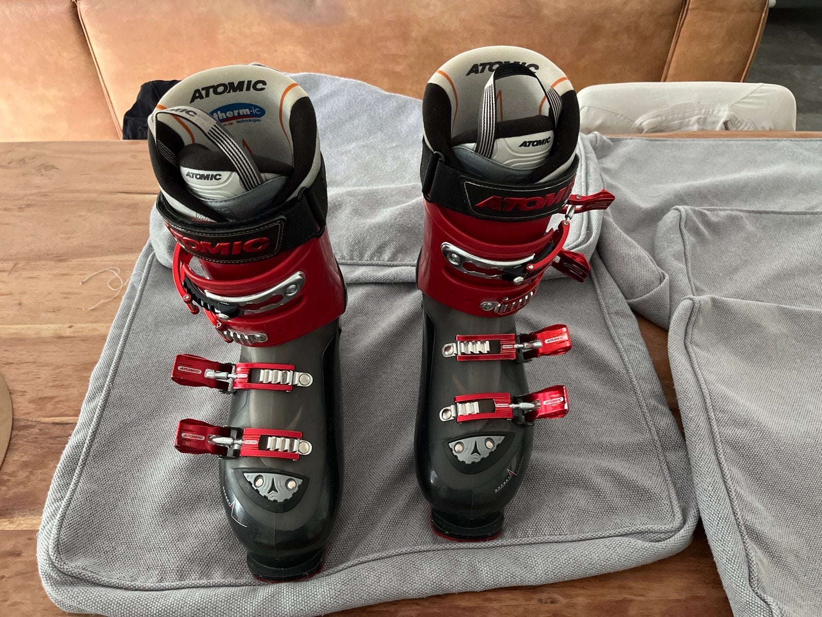 Atomic Skischoenen model: Atomic B tech series 80, 100 tot 140 cm, Schoenen, Ophalen of Verzenden, Zo goed als nieuw