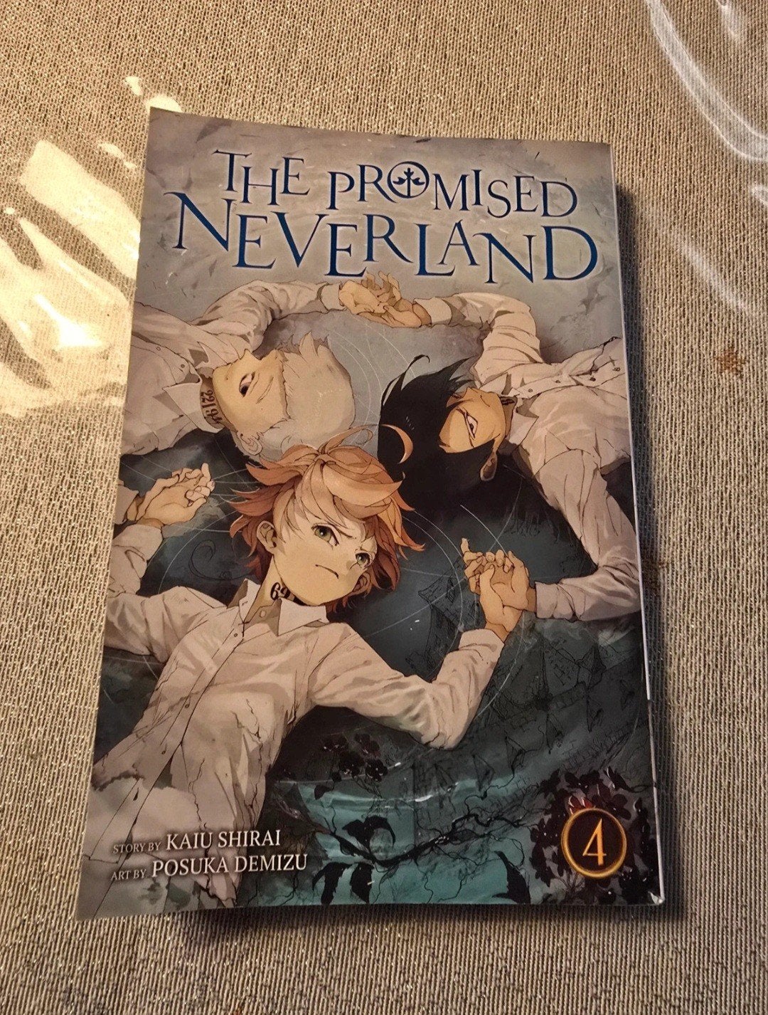 The Promised Neverland - Deel 4 (Engels) met vouw, Boeken, Eén stripboek, Ophalen of Verzenden, Gelezen, Kaiu Shirai