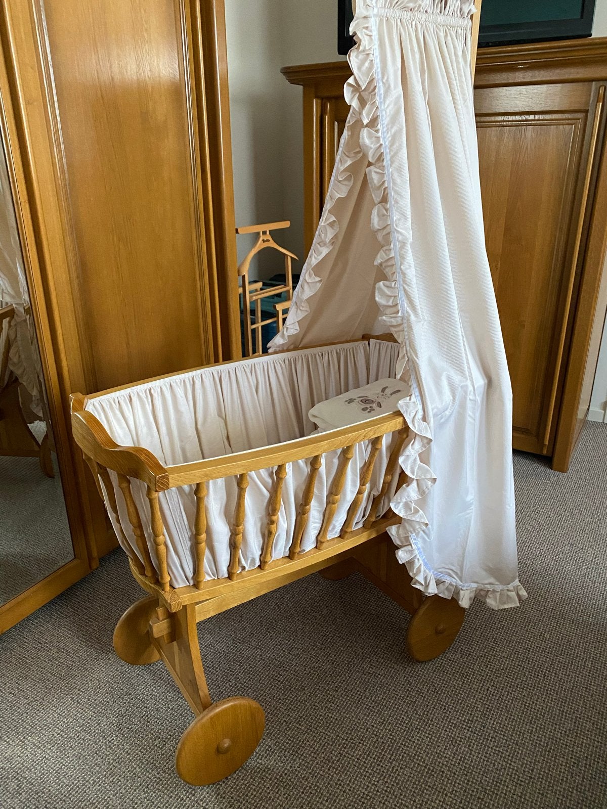 Massief licht eiken babywieg op wieltjes, Ophalen, Gebruikt, Wieg
