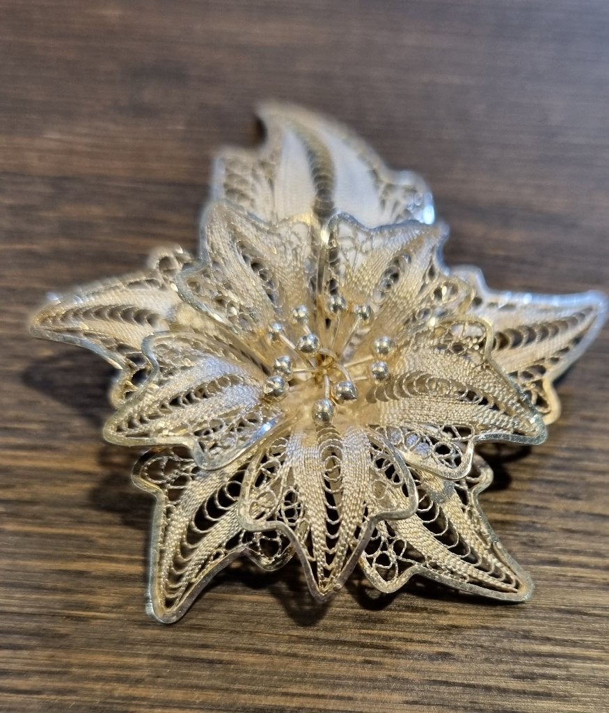 Zilveren filigrain broche in bloemmotief, Sieraden, Tassen en Uiterlijk, Broches, 4 tot 7 cm, Ophalen of Verzenden, Zo goed als nieuw