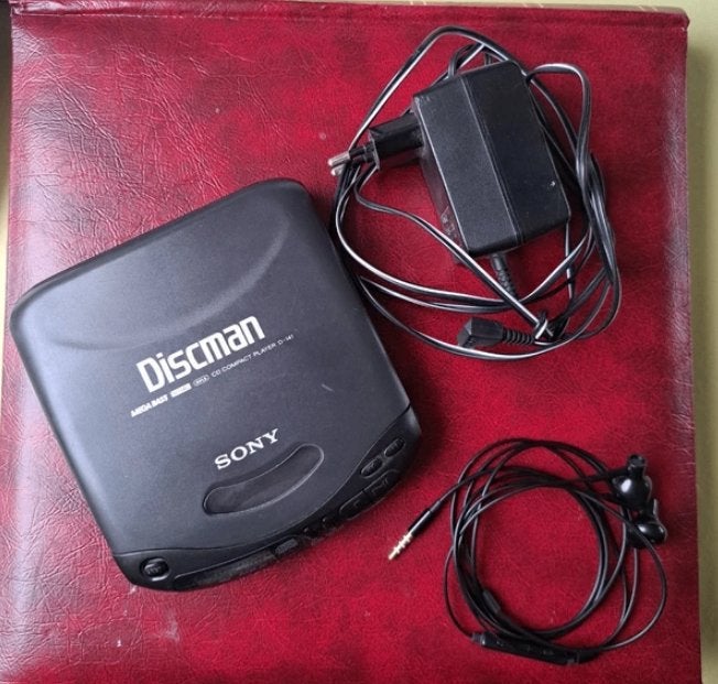 Sony Discman D-E400 Mega Bass 1bit DAC met adapter, Audio, Tv en Foto, Ophalen of Verzenden, Discman