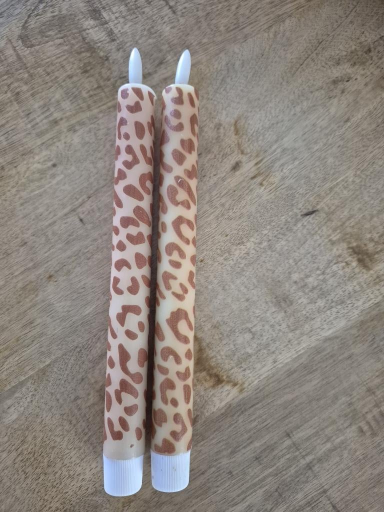 Panterprint kaarsen 2 stuks werken op batterijen, Huis en Inrichting, Woonaccessoires | Kandelaars en Kaarsen, Kunststof, Bruin
