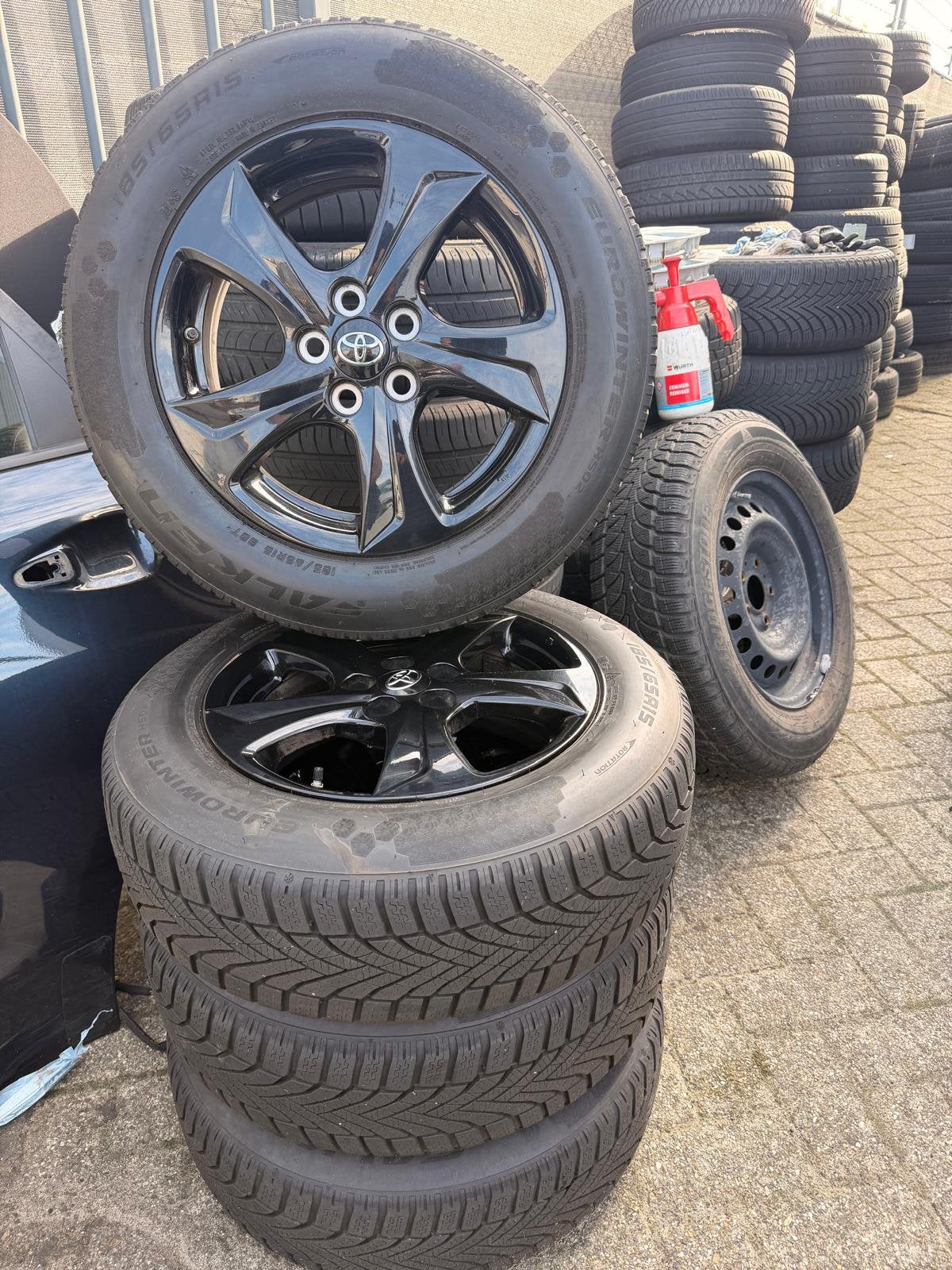 Winterbanden winterset Toyota Yaris LMV Zwart TPMS, Auto-onderdelen, Gebruikt, 15 inch, Banden en Velgen, Personenwagen