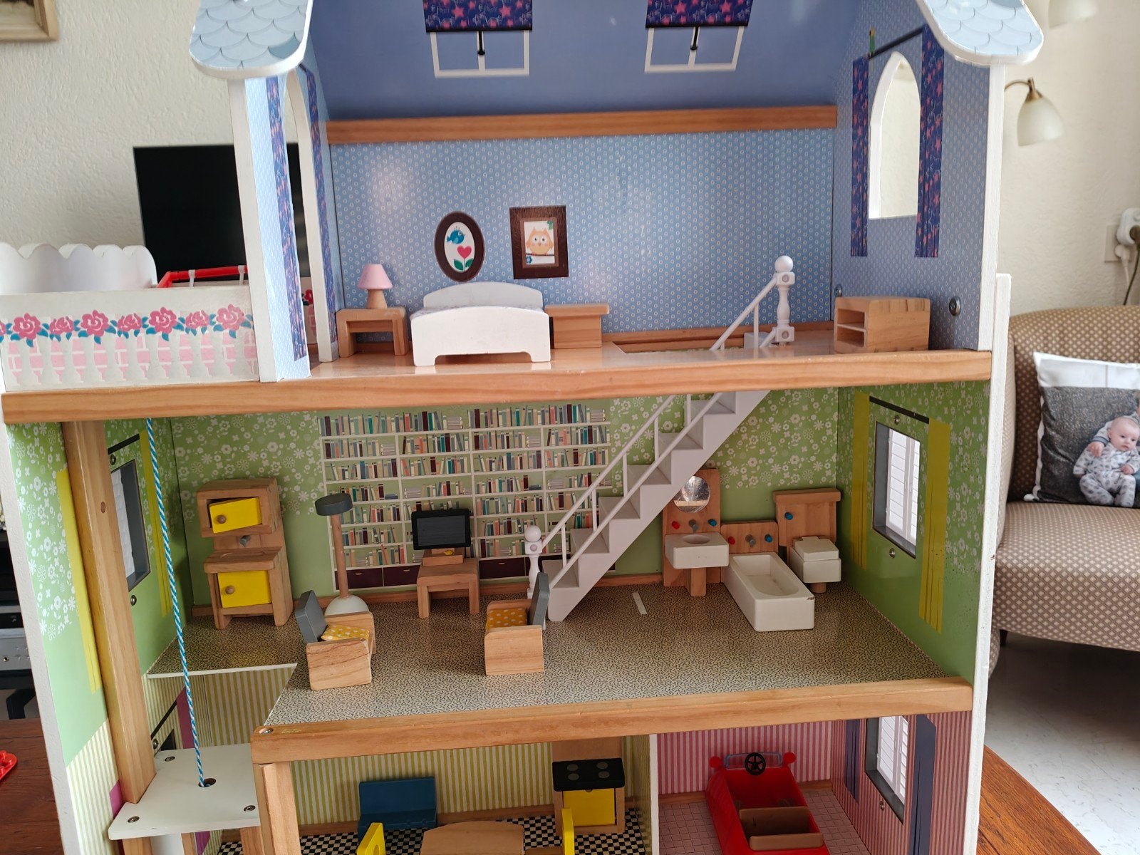 poppenhuis hout 3 verdiepingen met meubilair, Kinderen en Baby's, Ophalen, Gebruikt, Poppenhuis