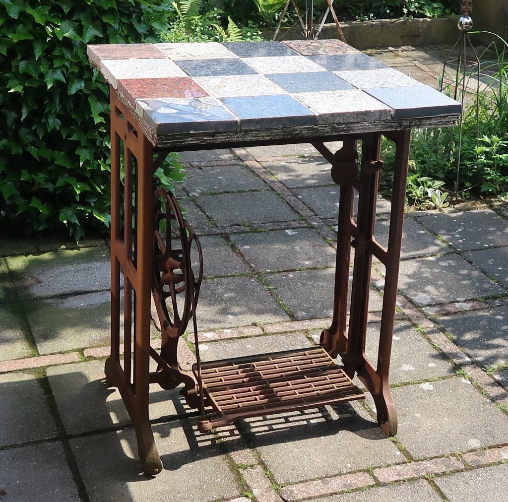 Antieke (tuin) tafel gietijzer onderstel natuurstenen blad., Ophalen