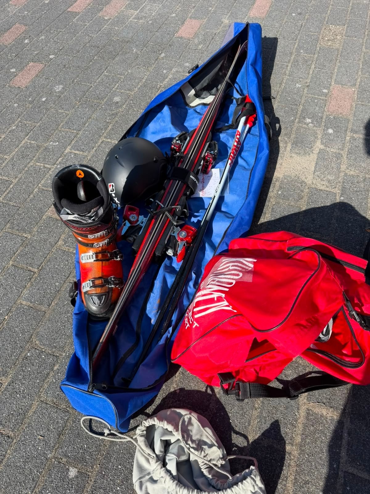 Complete ski-uitrusting: ski's, schoenen, stokken, helm, Sport en Fitness, 140 tot 160 cm, Gebruikt, Ophalen of Verzenden, Atomic