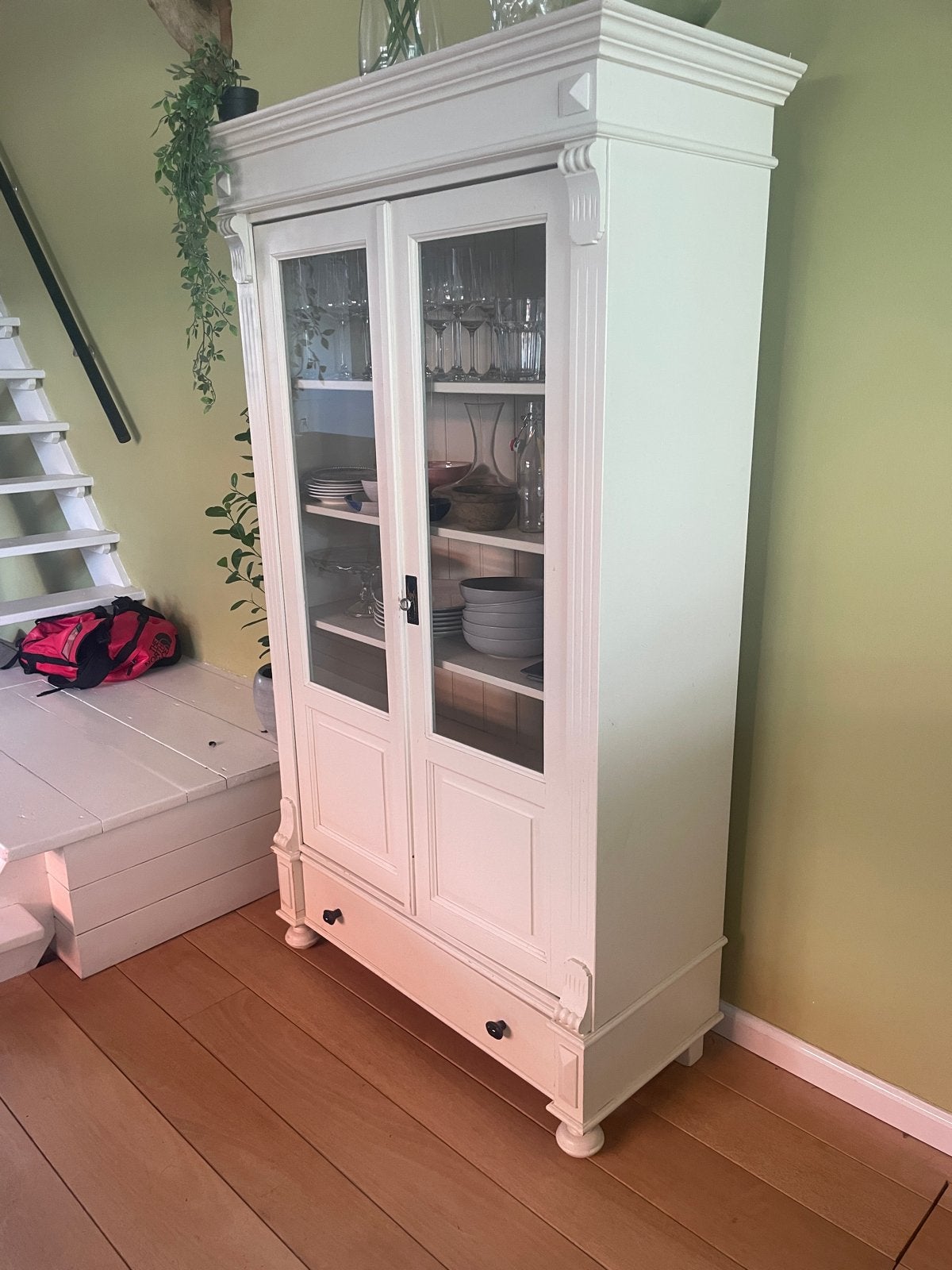 Foto 2 van Mooie witte vitrine/servieskast met lade en glazen deuren