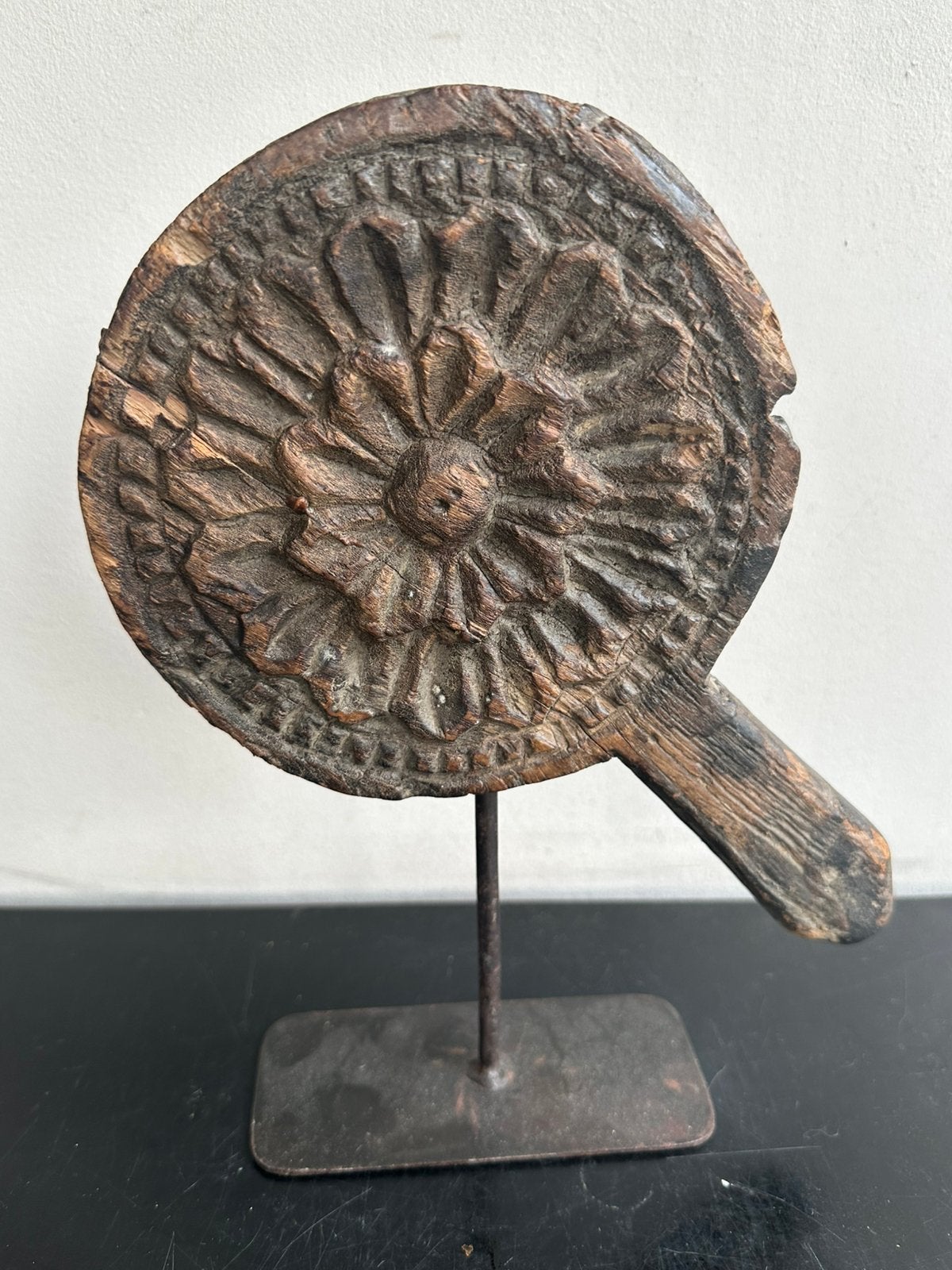 Oud houtsnijwerk Mandela op standaard 25.5 cm H, Ophalen of Verzenden