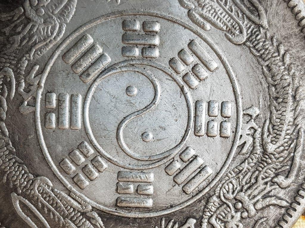 Mooie oude Chinese Yin Yang penning van zilverbrons 4,4 cm., Zilver, China, Ophalen of Verzenden, Brons