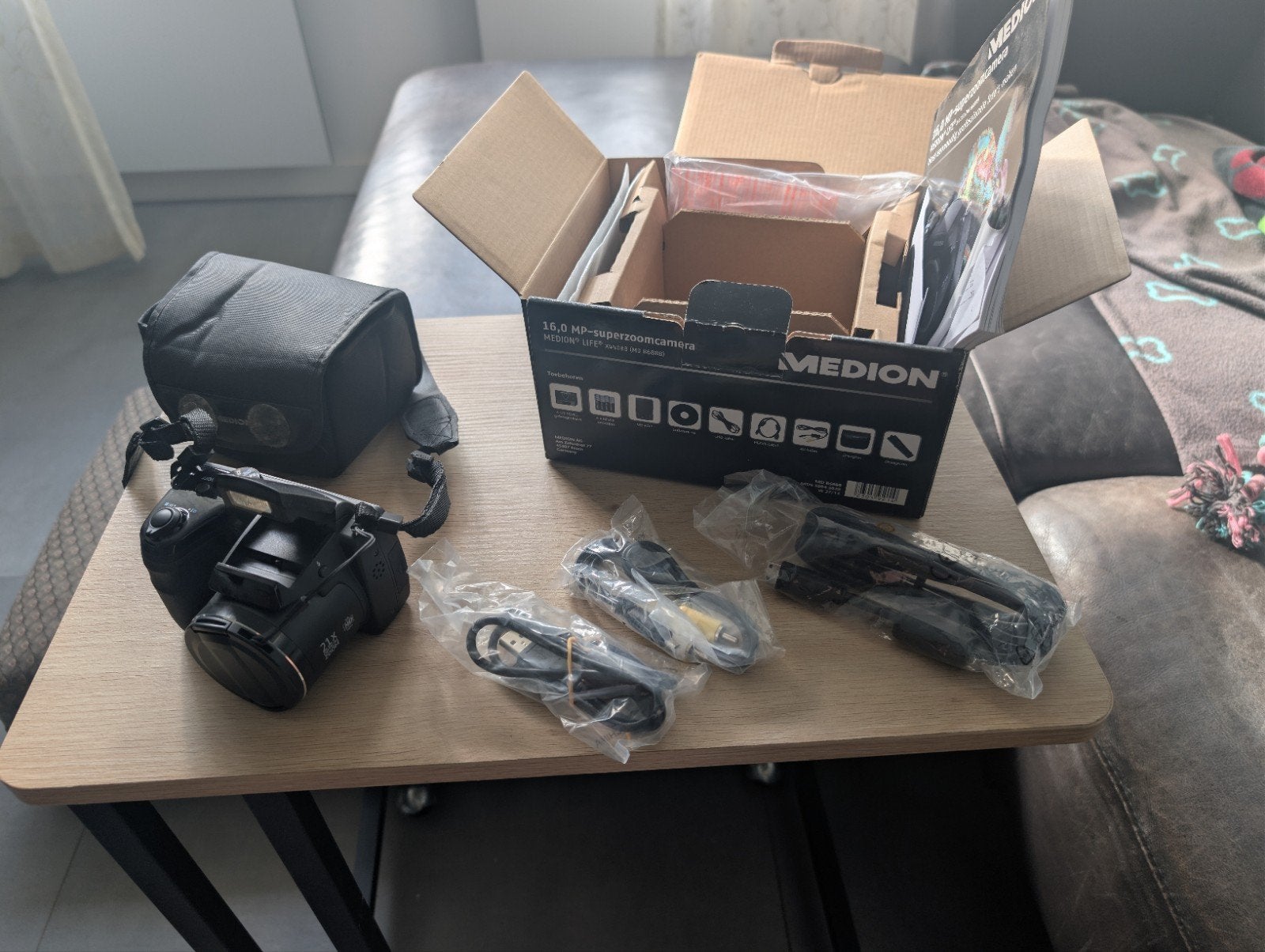 Medion 16.0 MP Bridgecamera met accessoires, Ophalen of Verzenden, Zo goed als nieuw, Accu, Bridgecamera