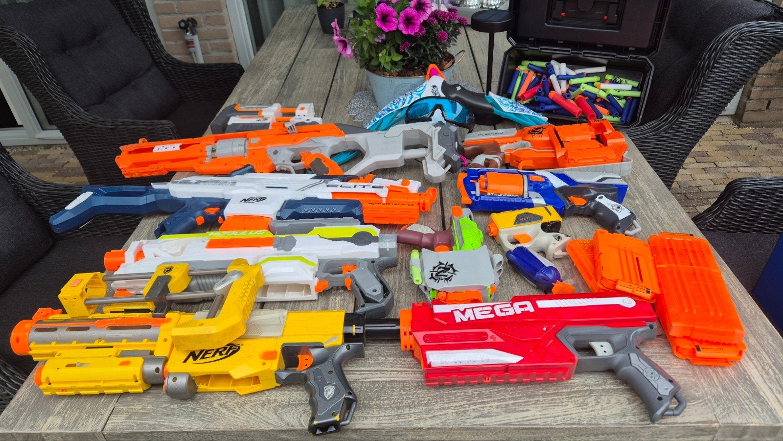 nerf pistolen verzameling ,bril  pijltjes,magazijnen, Ophalen, Zo goed als nieuw