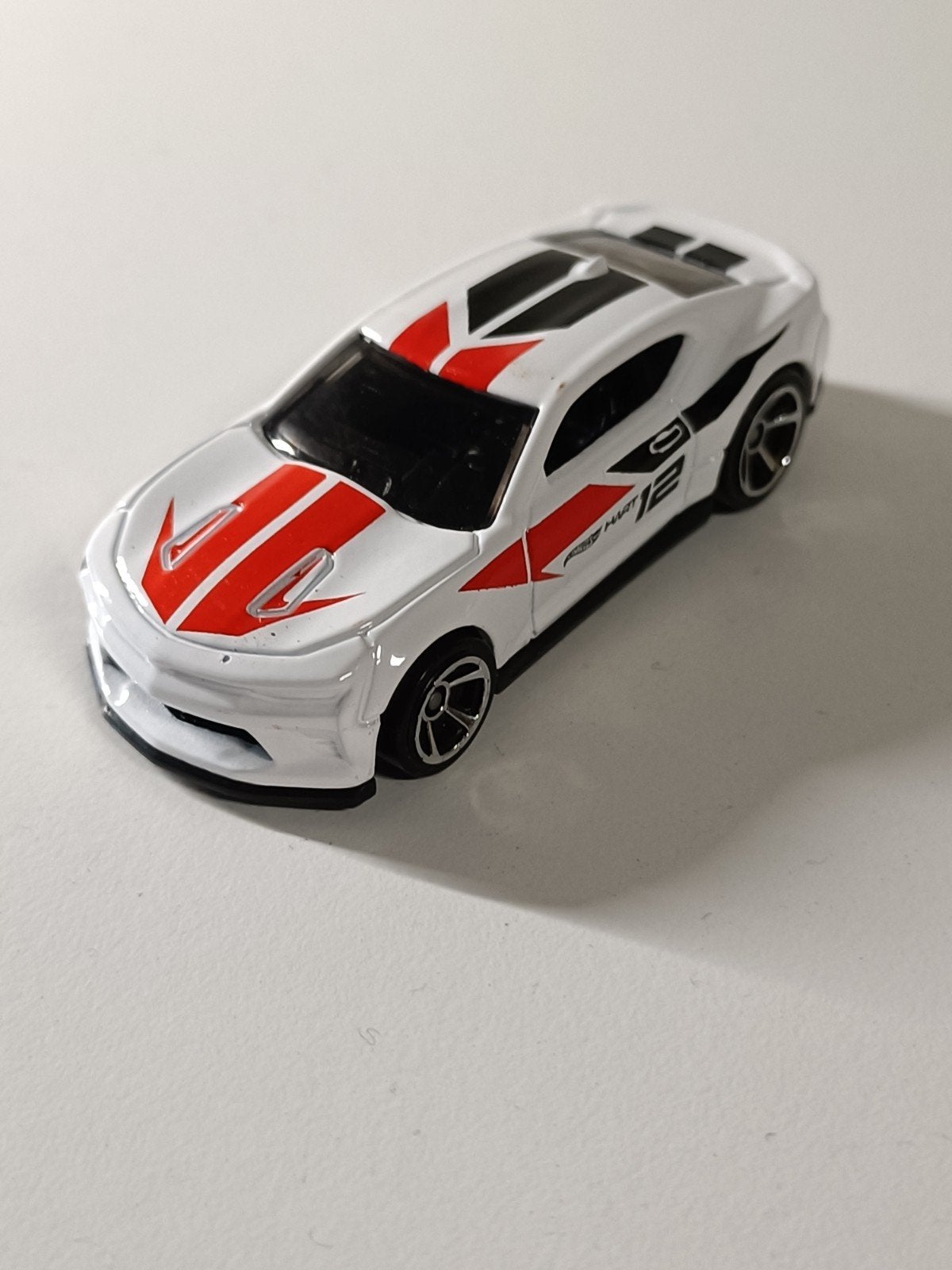 Hot Wheels Chevrolet Camaro wit met rode en zwarte strepen, Ophalen of Verzenden, Zo goed als nieuw, Auto