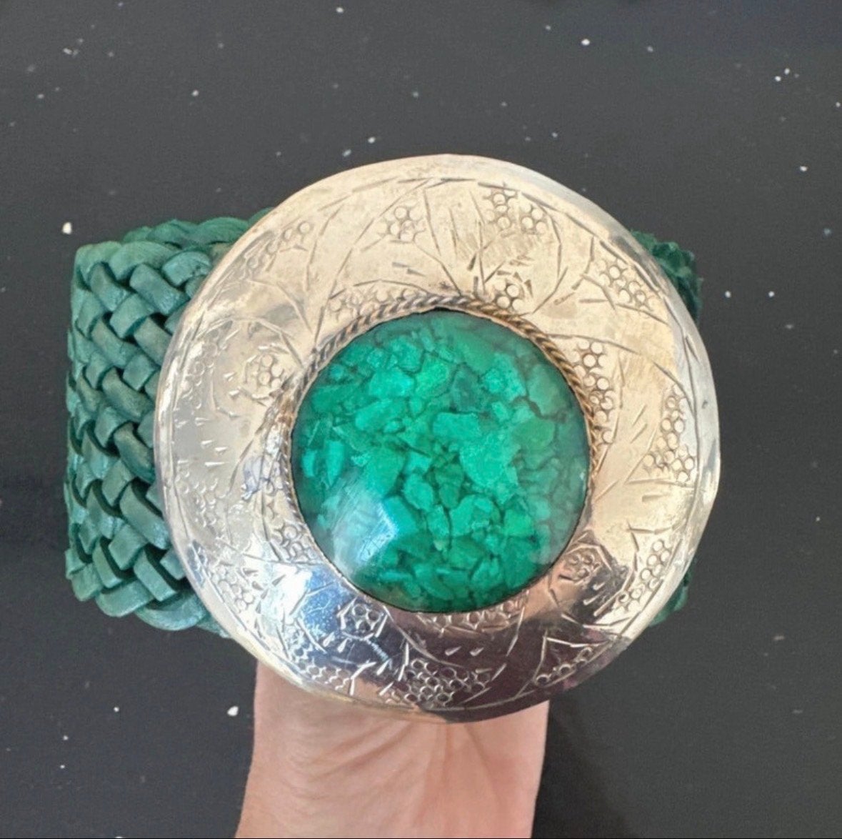 Groene gevlochten riem met opvallende gesp - 110 cm, Kleding | Dames, Ophalen of Verzenden, Gedragen, Overige kleuren, 100 cm of meer