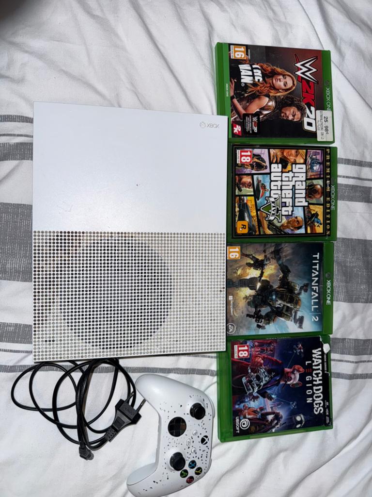 Xbox One S 1TB Wit + Series S controller + 4 games, Online, Gebruikt, 1 speler, Vanaf 3 jaar