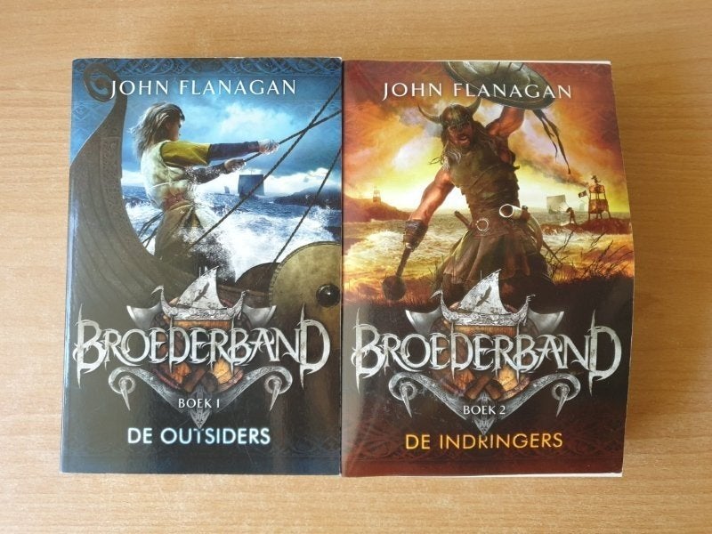 John Flanagan - De Outsiders & De Indringers, Boeken, Verzenden, Gelezen, John Flanagan
